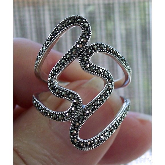 925 STERLING SILVER Modern Curvy Marcasite Statement Ring - Picture 8 of 16